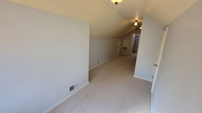 Building Photo - Renovated 3 Bedroom 3 Bathroom