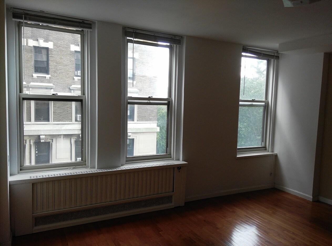 Building Photo - 310 Riverside Dr