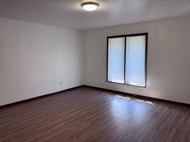 Building Photo - Newly Updated 4 Bedroom East Anchorage Home!