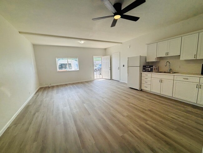 Building Photo - Excellent Studio in Pauoa with Parking