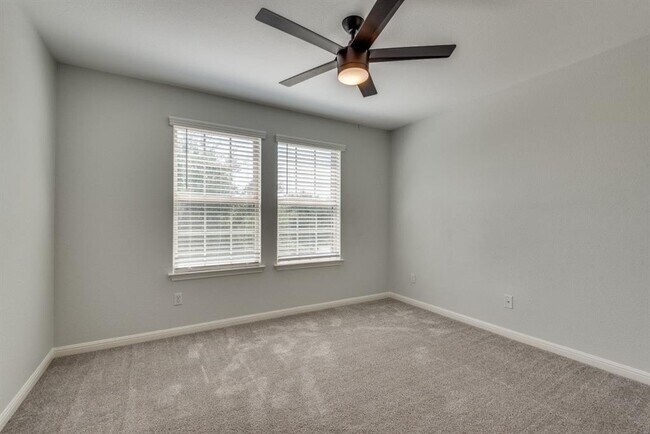 Building Photo - 628 Bottle Brush Dr