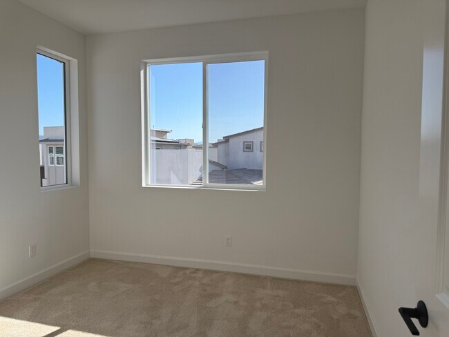 Building Photo - 424 Bunsen St