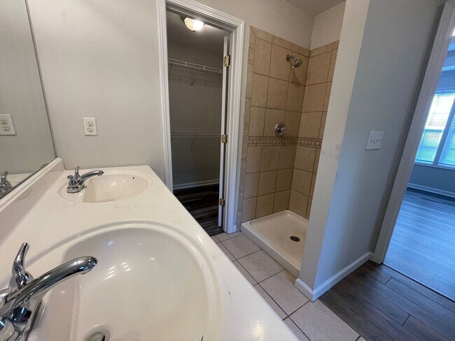 Building Photo - 1/2 OFF SECURITY DEPOSIT SPECIAL! Save $1,...