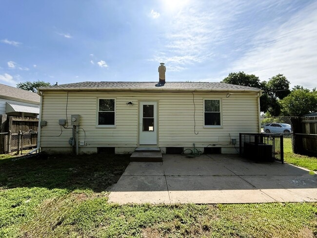 Building Photo - 2037 S Laura St