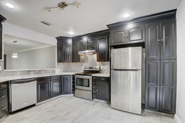 Building Photo - 1105 Maplewood Dr