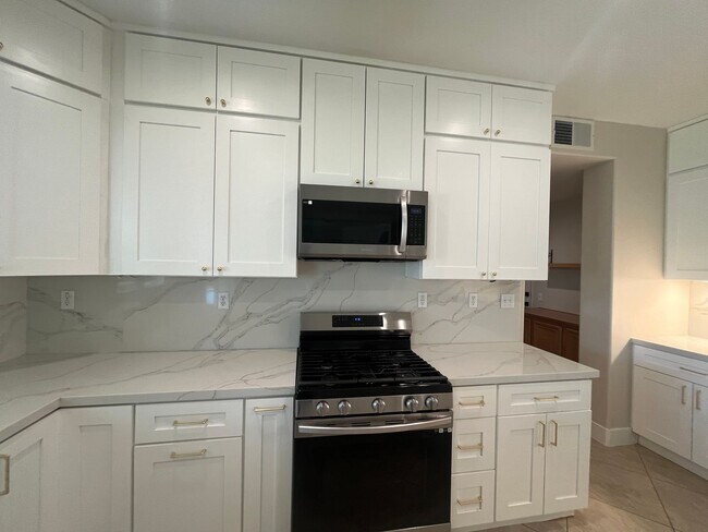 Building Photo - Spacious 5 Bedroom/3 Bath Home in Eastvale.