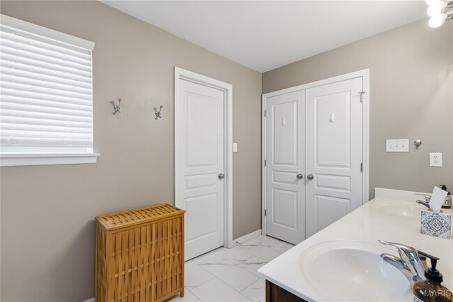 Building Photo - 422 Parkgate Dr