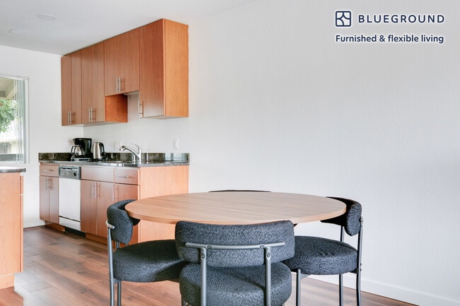 Building Photo - 10870 N Stelling Rd