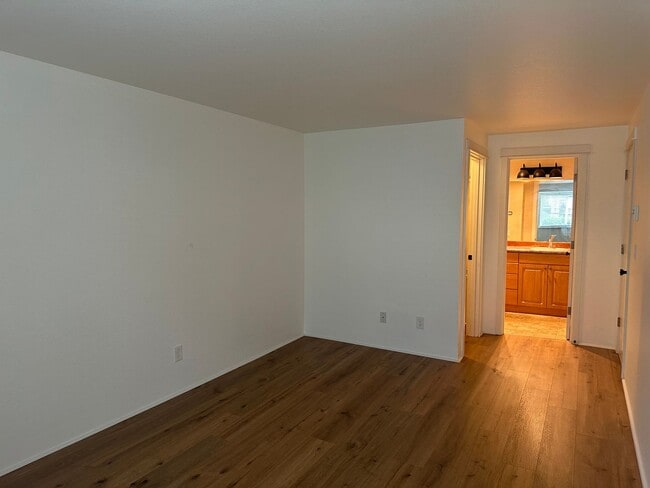 Building Photo - Sterling Heights Condo - Bellevue