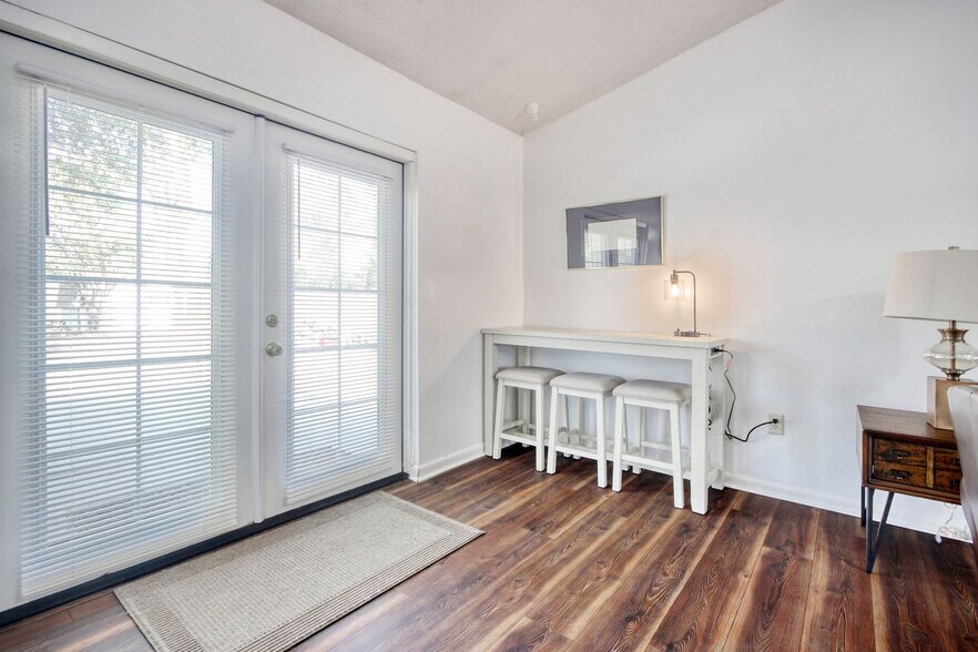 Building Photo - 104 Spanish Oak Dr