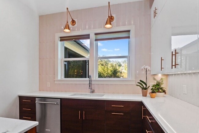 Building Photo - Pool/ Waterfront/ Custom Home in Waterways!