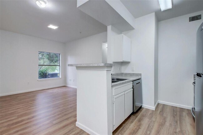 Building Photo - 2320 Gracy Farms Ln