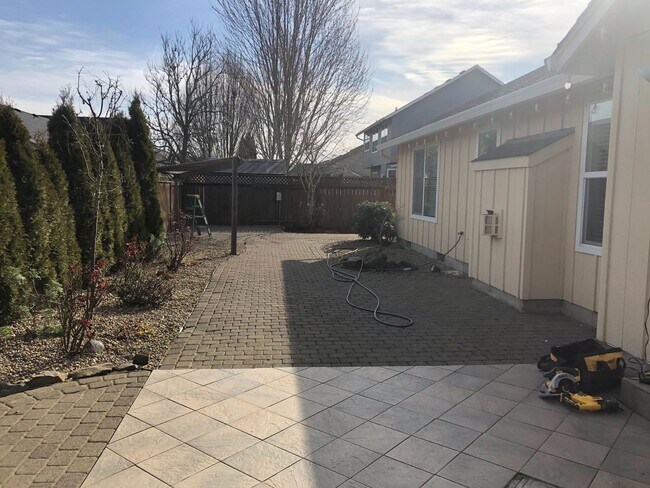 Building Photo - Nice 4 bedroom home with open floor plan and great outdoor space
