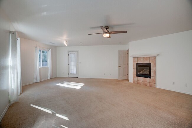 Building Photo - Extra spacious 3 bed 2 bath home in Kingsw...