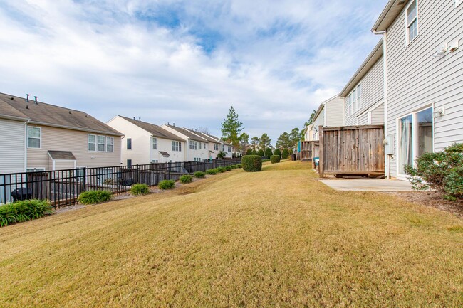 Building Photo - Spacious & Stylish 3-Bedroom Townhouse for...