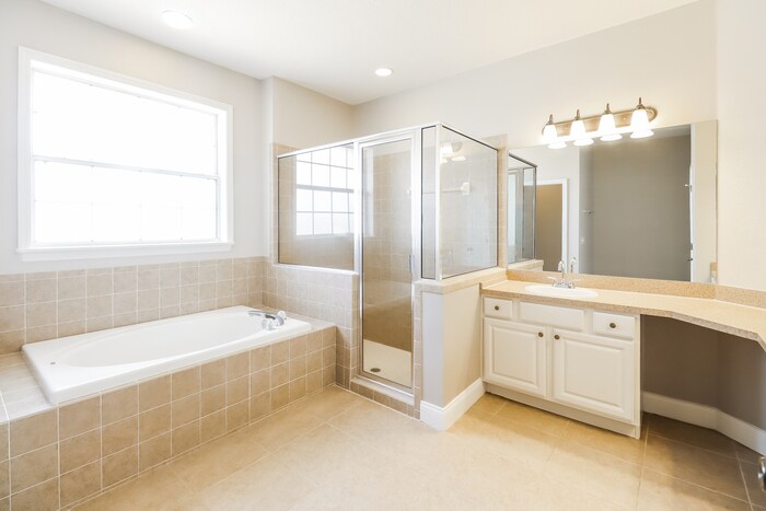 Building Photo - 690 Country Walk Ct