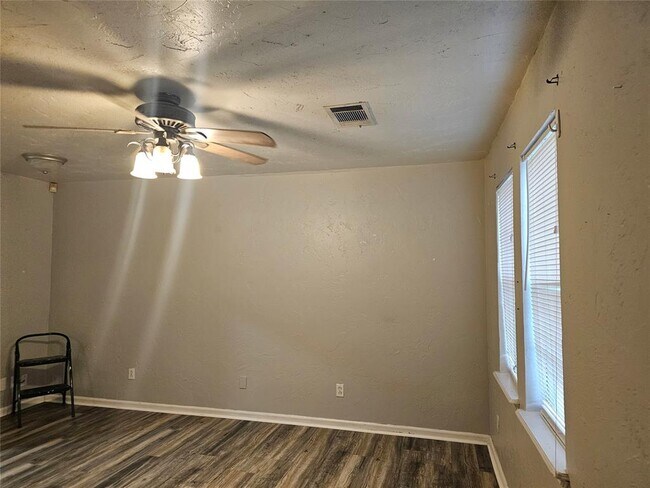 Building Photo - 1112 Jet Dr