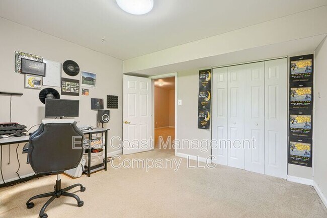 Building Photo - 403 Deer Hill Cir
