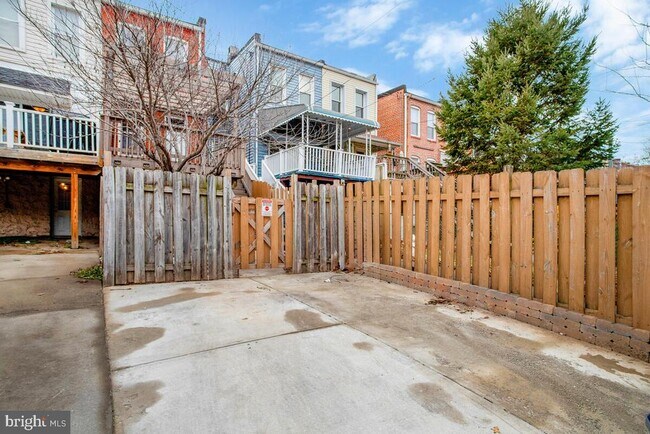 Building Photo - 729 Grundy St