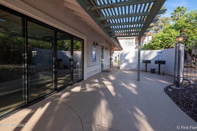 Building Photo - 6470 N Tierra De Las Catalinas