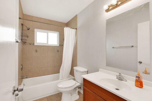 Building Photo - 1612 SE Cascella Ct