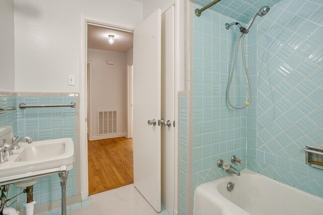 Building Photo - Fresh on the Market-  2 Bed, 1 Bath home in Westcliff, Minutes from TCU- 76109