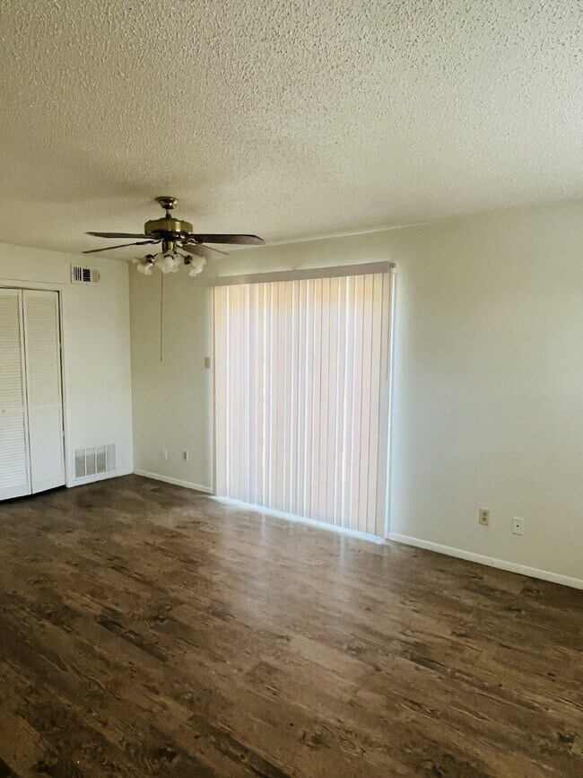 Building Photo - MOVE IN SPECIAL - 2 Bedroom Townhome