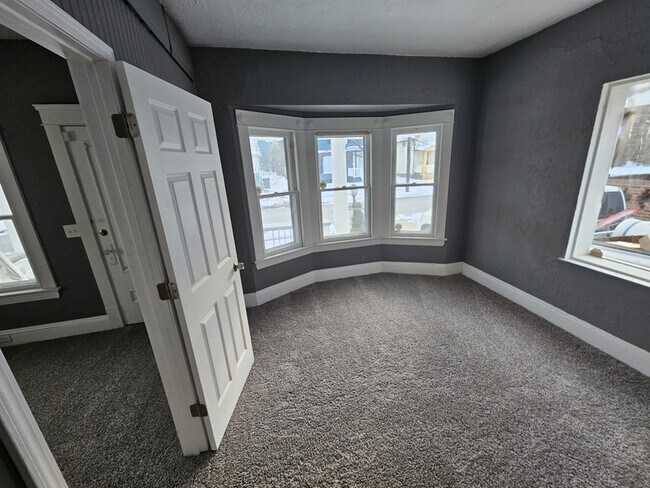 Building Photo - 2818 E 127th St