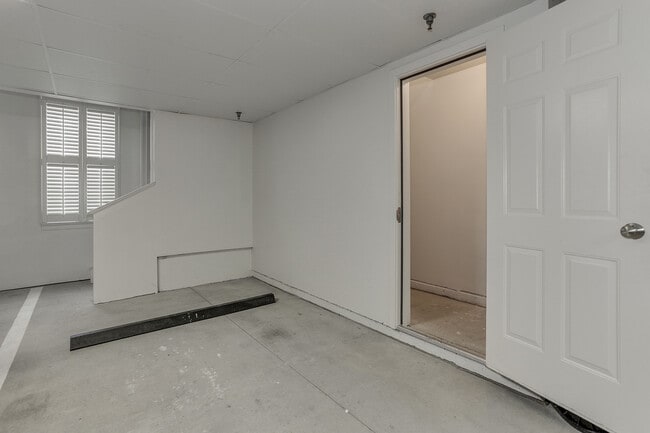 Building Photo - Gorgeous Townhome/Great Location!