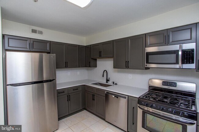 Building Photo - 1739 McNelis Dr