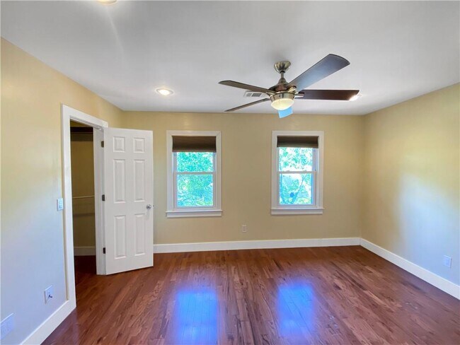 Building Photo - 877 Lenox Oaks Cir NE