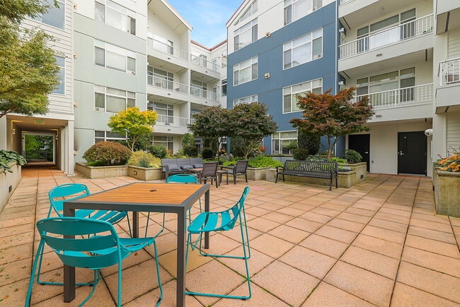 Building Photo - Courtyard Off Main
