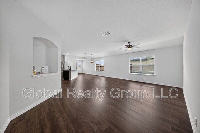 Building Photo - 515 Diamond Shls
