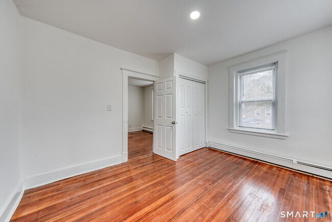 Building Photo - 152 Oak St