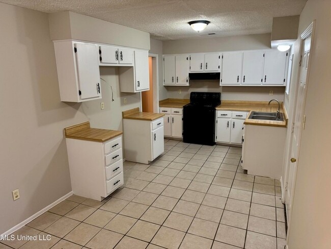 Building Photo - 5074 Fleetwood Cove