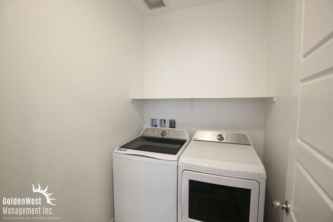Building Photo - Newly Built 3Bdm 2.5Ba Home with Private Backyard in Prime Location.