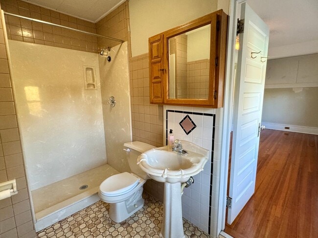 Building Photo - MOVE-IN READY!