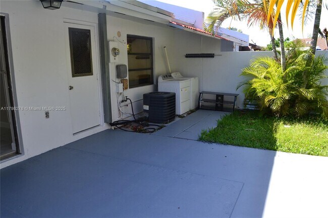 Building Photo - 5211 SW 141st Pl