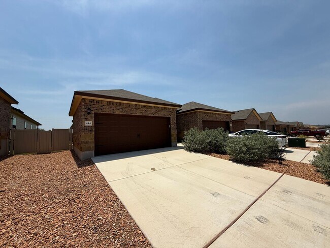 Building Photo - 3bd 2ba Prime Location