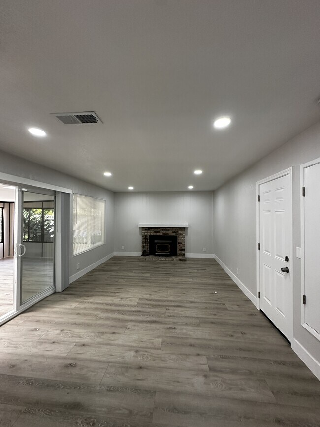 Building Photo - 3221 San Carlos Way