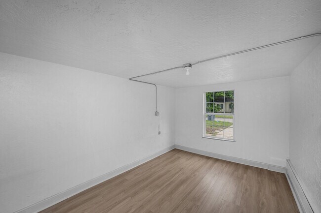 Building Photo - 1925 NW Oak Ave