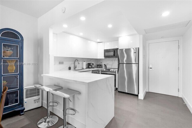 Building Photo - 2301 Collins Ave