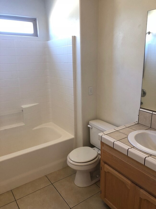 Building Photo - Adorable 3 bedroom Hesperia home!