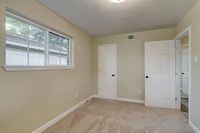 Building Photo - 2606 Hillshire Dr