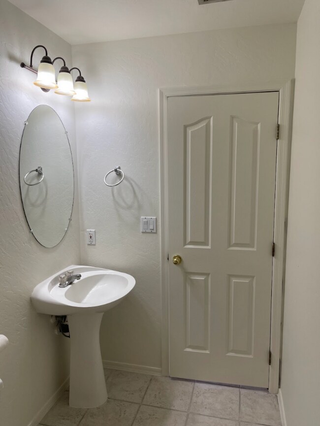 Building Photo - 3 Bed/2.5 Bath 2-Level Home with Loaded Kitchen! Washer/Dryer! Big backyard!