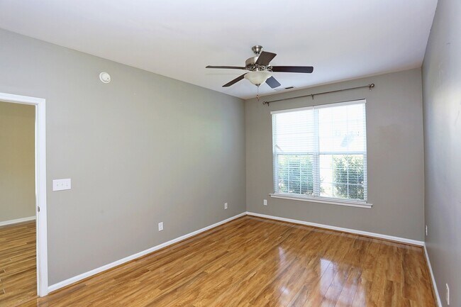 Building Photo - 915 Cinnamon Dr