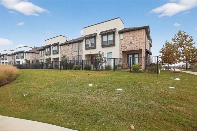 Building Photo - 16607 Lake Austin St