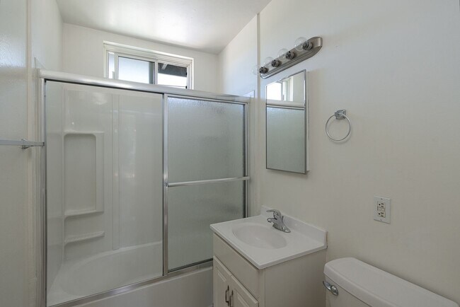 Building Photo - 2 Bedroom + 1 Bathroom Apartment | Oxnard Shores | Unfurnished