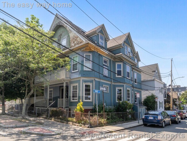 Building Photo - 98 Elm St