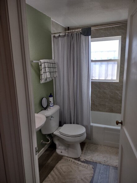 Building Photo - 700 W 17th St